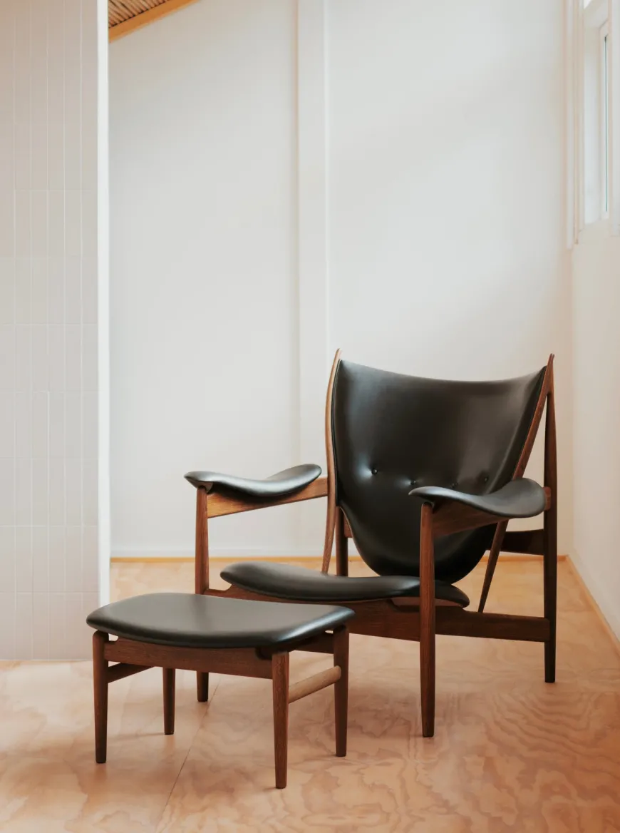 Høvdingestol, eg olie af Finn Juhl