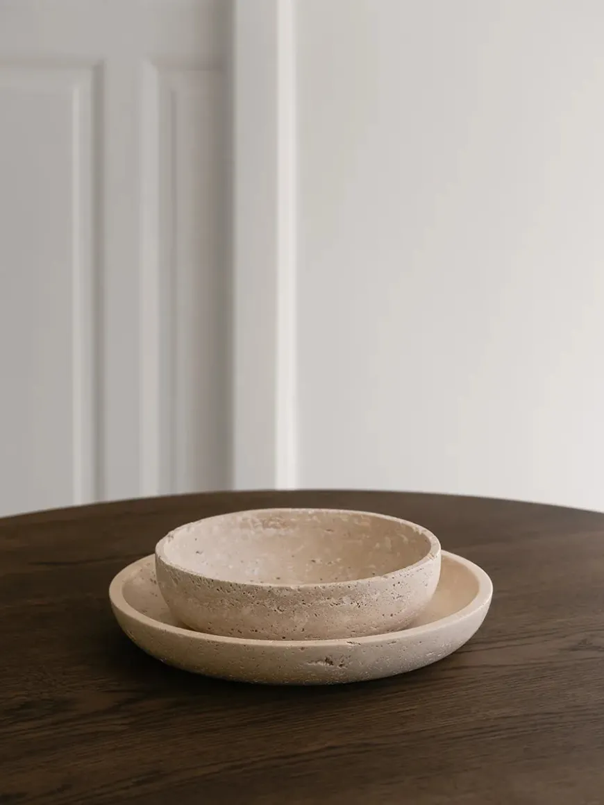 Hyben Fad, silver travertin fra Wabi Sabi Nordic