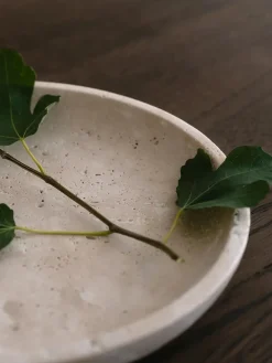 Hyben Fad, silver travertin fra Wabi Sabi Nordic