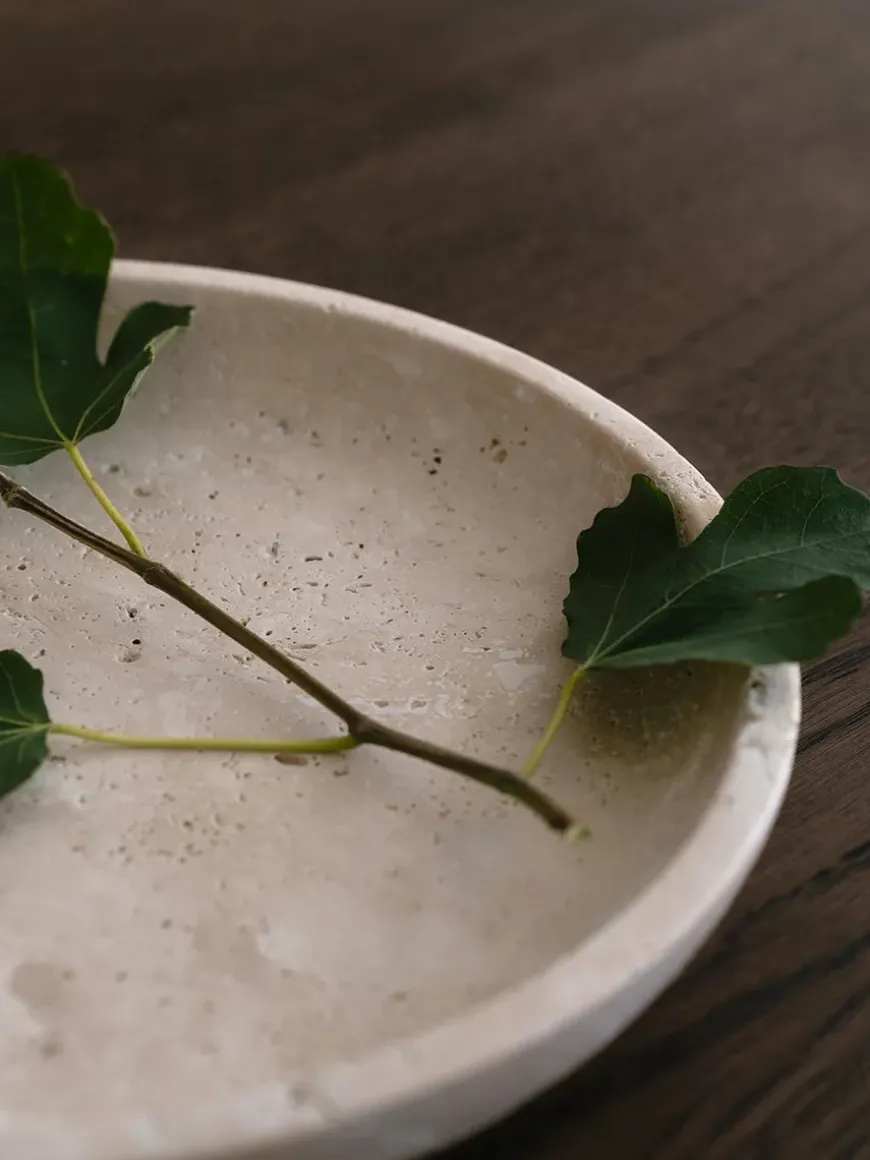 Hyben Fad, silver travertin fra Wabi Sabi Nordic