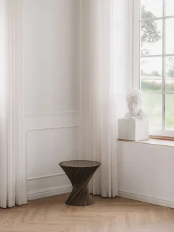 HYPERBEL sidebord. lys eg fra VIA Copenhagen