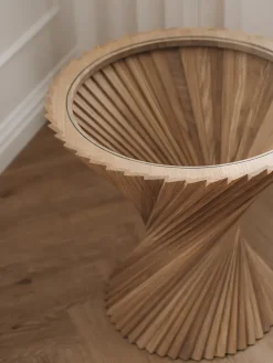 HYPERBEL sidebord, røget eg fra VIA Copenhagen