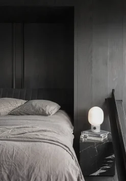 JWDA Bordlampe, hvid marmor fra Audo Copenhagen