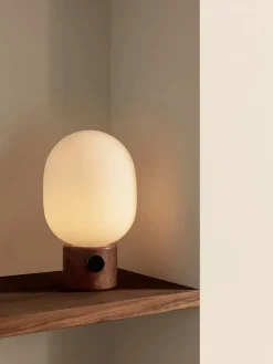JWDA Concrete Bordlampe fra Audo Copenhagen