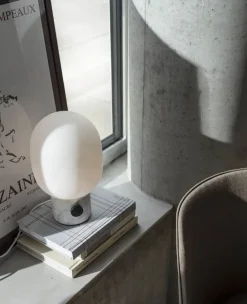 JWDA Table Lamp, red travertine stone fra Audo Copenhagen