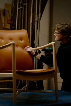 Kaminstolen, eg olie af Finn Juhl