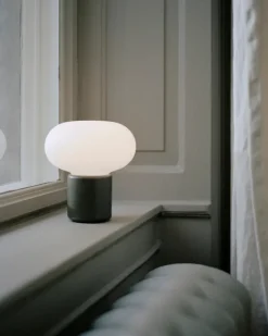 Karl-Johan portable bordlampe, Light Grey fra New Works