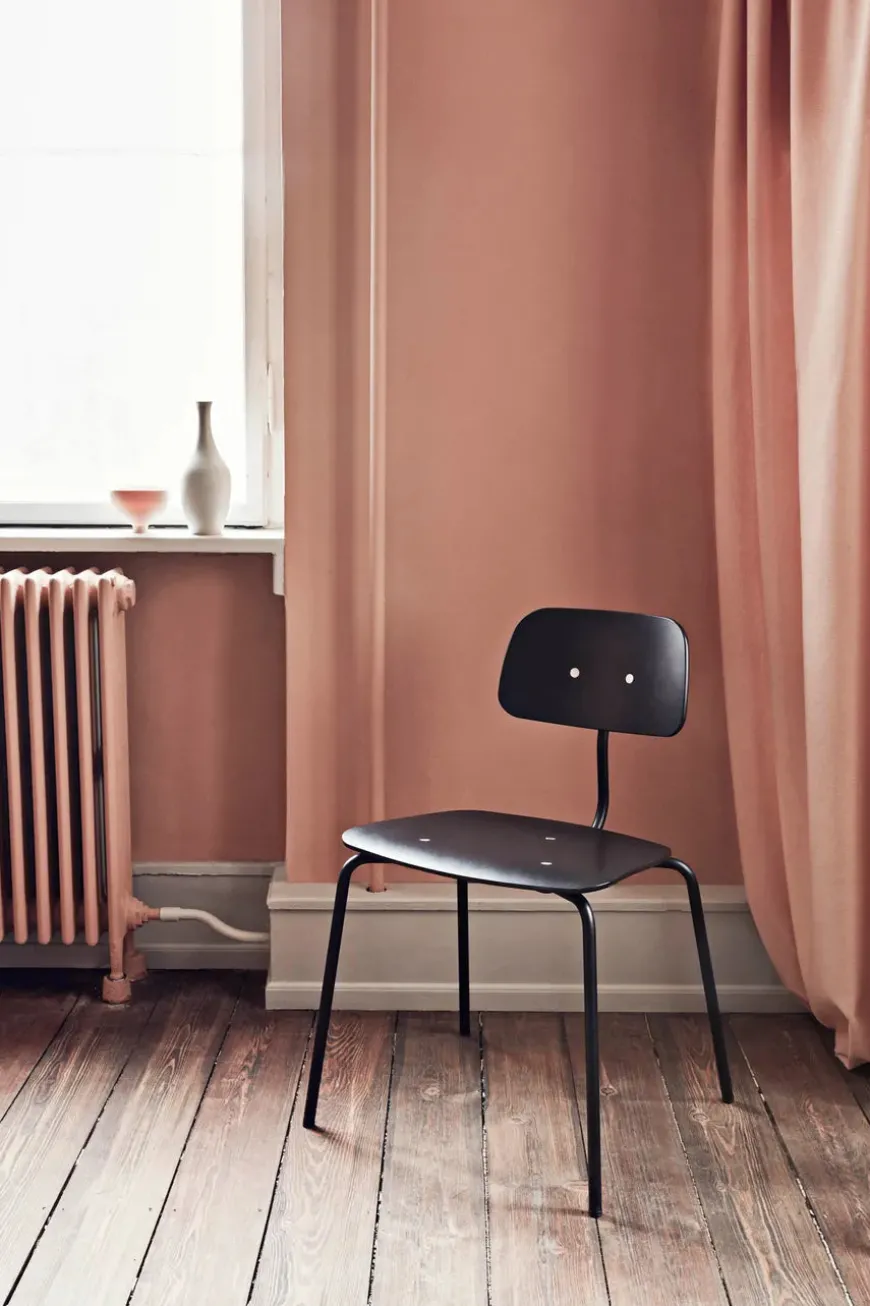 Kevi 2060 stol i sort lak fra Montana