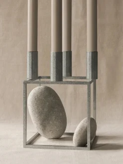 Kubus 4 Lysestage, ivory fra Audo Copenhagen