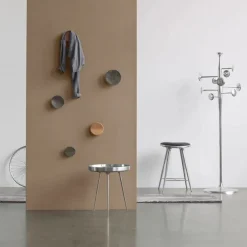 Lav barstol i mørkbejdset eg fra Mater