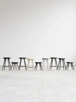 Lav barstol i mørkbejdset eg fra Mater