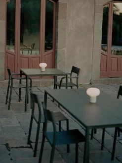 May sæt, 4 stole og bord 170x85 i light grey fra New Works