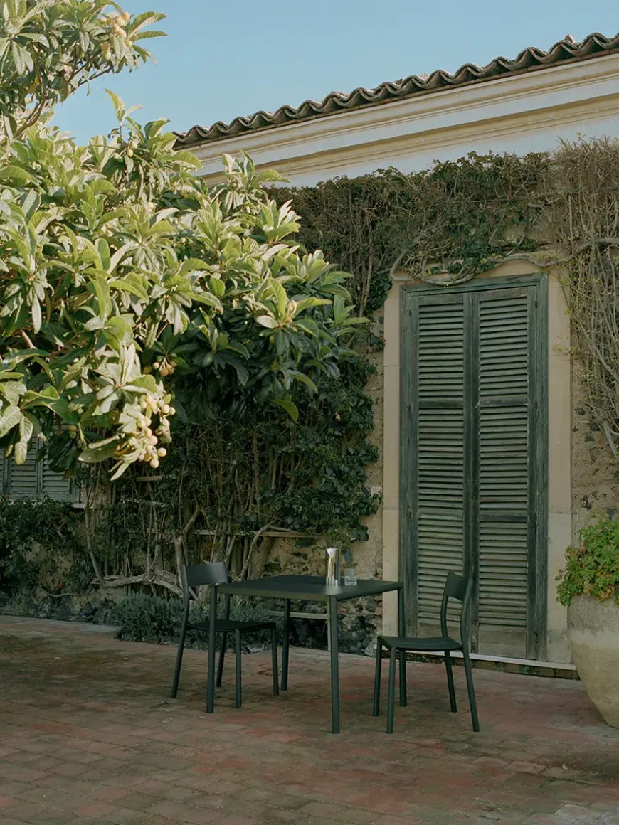 May sæt, 2 stole og bord 85x85 i dark green fra New Works