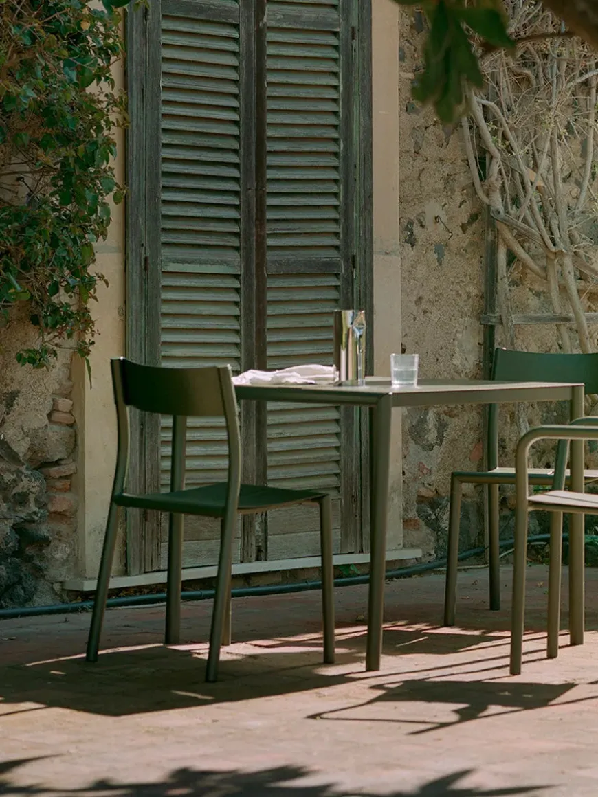 May sæt, 2 stole og bord 85x85 i dark green fra New Works