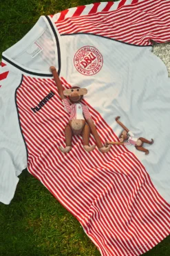 Mini Abe x DBU 86 Away af Kay Bojesen