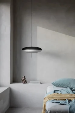 Model 2065 Pendel, sorte overskærme med sort ledning fra Astep