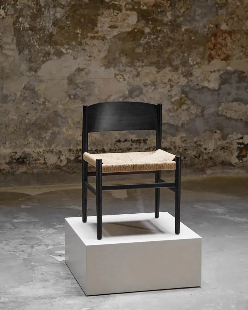 Nestor stol, sort bøg med natur flet fra Mater