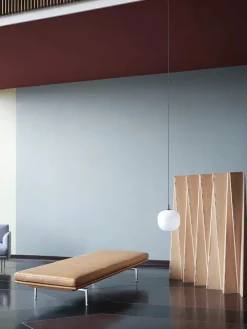 Outline Daybed, cognac leather fra Muuto