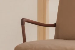 OW149 Colonial lænestol, eg olie, Terra-læder af Ole Wanscher