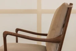 OW149 Colonial lænestol, eg olie, Terra-læder af Ole Wanscher