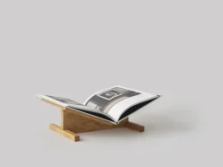 Page Bookstand, Oak fra New Mags