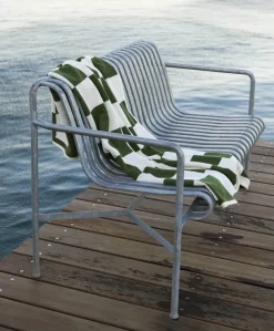 Palissade Dining Bench med armlæn, iron red fra Hay