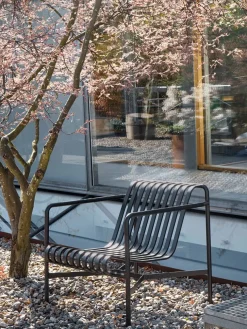 Palissade Lounge Chair Low, Deep Blue fra Hay