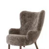 Petra VB3 Chair, sahara sheepskin/walnut fra &Tradition