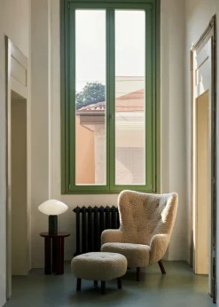 Petra VB3 inkl. Skammel, sheepskin moonlight fra &Tradition