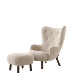 Petra VB3 inkl. Skammel, sheepskin moonlight fra &Tradition