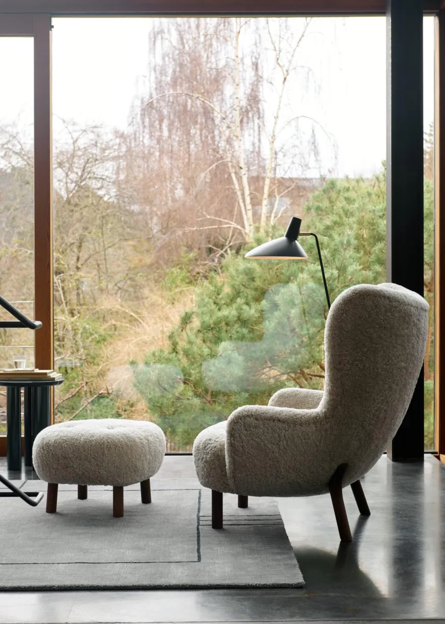 Petra VB3 inkl. Skammel, sheepskin moonlight fra &Tradition