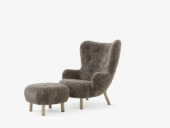 Petra VB3 inkl. Skammel, sheepskin moonlight fra &Tradition