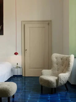 Petra VB3 inkl. Skammel, sheepskin sahara fra &Tradition