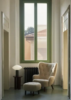 Petra VB3 lænestol inkl. Skammel, Sheepskin honey 50 fra &Tradition