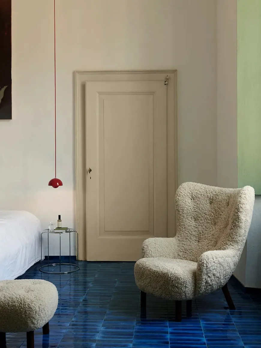 Petra VB3 lænestol inkl. Skammel, Sheepskin honey 50 fra &Tradition