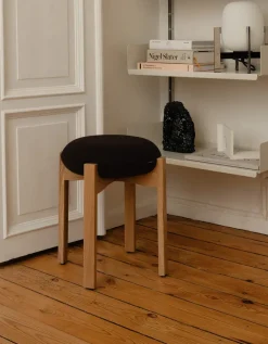 Pioneer Stool, lacquered oak/zero 0001 fra Fredericia Furniture