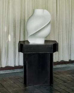 Pirout Vase 01, ceramic fra Louise Roe