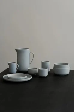 Pisu 11 Plate, sky blue fra Louise Roe