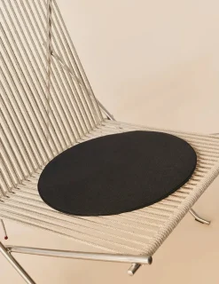 PK4 Loungestol i natur, sort stel af Poul Kjærholm