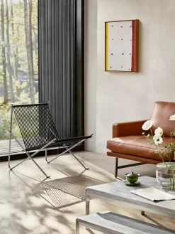 PK4 Loungestol i natur, sort stel af Poul Kjærholm