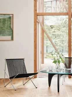 PK4 Loungestol i natur, sort stel af Poul Kjærholm