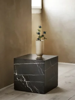 Plinth Cubic, grey galaxy marble fra Audo Copenhagen