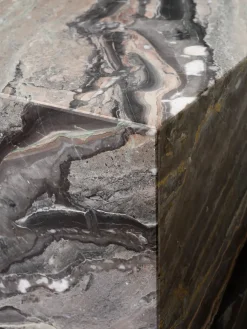 Plinth Cubic Sand Kunis Breccia marmor fra Audo Copenhagen