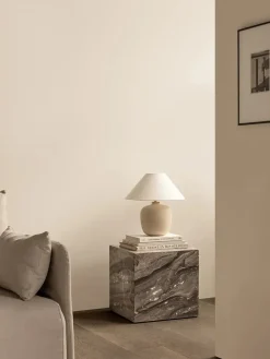 Plinth Cubic White Carrara marmor fra Audo Copenhagen