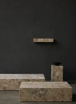 Plinth Shelf Grey Kendzo marmor fra Audo Copenhagen
