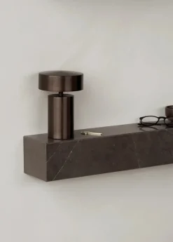 Plinth Shelf Sand Kunis Breccia marmor fra Audo Copenhagen