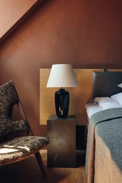 Plinth Tall Black Nero Marquina marmor fra Audo Copenhagen