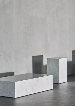 Plinth Tall Sand Kunis Breccia marmor fra Audo Copenhagen