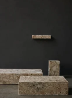 Plinth Tall Sand Kunis Breccia marmor fra Audo Copenhagen