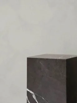 Plinth Tall Sand Kunis Breccia marmor fra Audo Copenhagen
